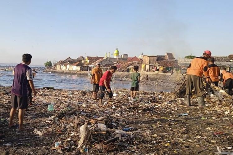 Tumpukan sampah di pesisir pantai Muncar Banyuwangi 