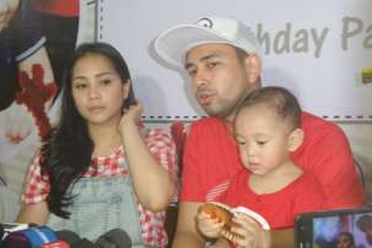 Raffi Ahmad dan Nagita Slavina diabadikan sesudah perayaan ulang tahun pertama putra mereka, Rafathar Malik Ahmad, di Play Parq, Kemang, Jakarta Selatan, Sabtu (20/8/2016).