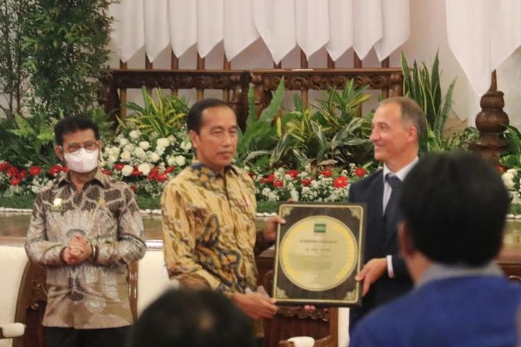 Presiden Joko Widodo menerima penghargaan berkat swasembada beras dari pusat penelitian beras dunia, International Rice Research Institute (IRRI) di Istana Kepresidenan, Jakarta, Minggu (14/8/2022) (Dok. Kementerian Pertanian) 