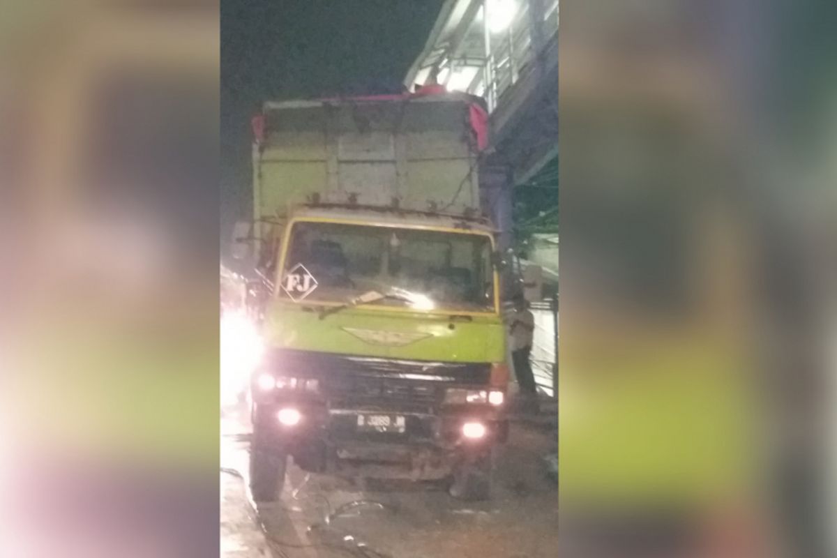 Sebuah truk melaju dan tersangkut kabel listrik di JPO Dispenda Daan Mogot, Jakarta Barat pada Minggu (2/9/2018).