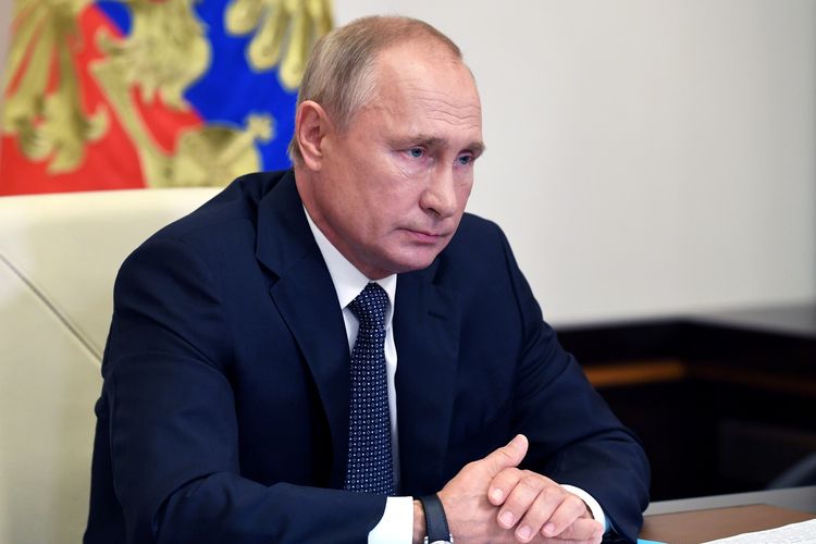 Presiden Rusia Vladimir Putin saat menghadiri konferensi virtual dengan jajaran kabinetnya di Novo-Ogaryovo, Rusia, 11 Agustus 2020.
