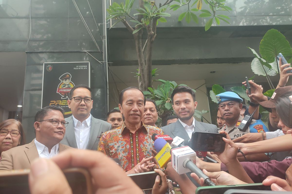 Jokowi usai menjalani pelaporan di Polda Metro Jaya, Rabu (30/4/2025)