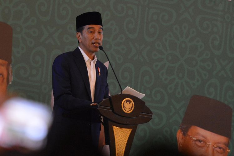 Presiden Joko Widodo (ketiga kiri) ketika menghadiri Zikir Kebangsaan dan Rakernas I Majelis Zikir Hubbul Wathon di Asrama Haji Pondok Gede, Jakarta, Rabu (21/2). 