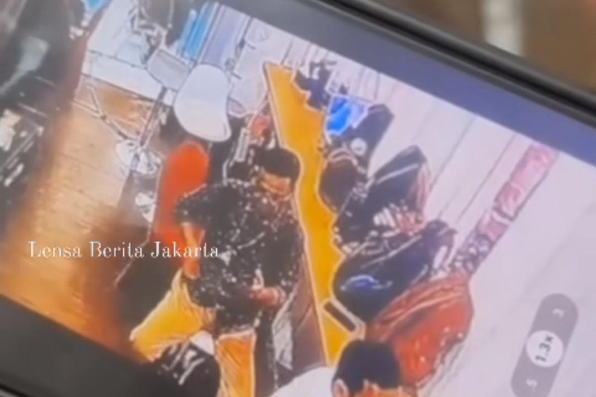 Terduga pelaku pencuri ponsel milik wartawan di ruang media kantor Komisi Pemilihan Umum (KPU) RI, Menteng, Jakarta Pusat, Rabu (25/10/2023).
