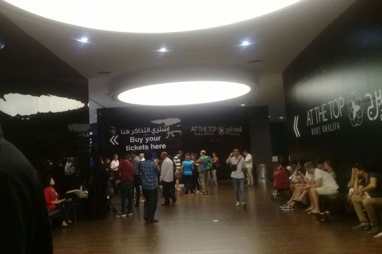 Tempat melepas lelah para wisatawan sembari menanti pembelian tiket At The Top Burj Al-Khalifa di Dubai Mall, Sabtu (28/10/2017)