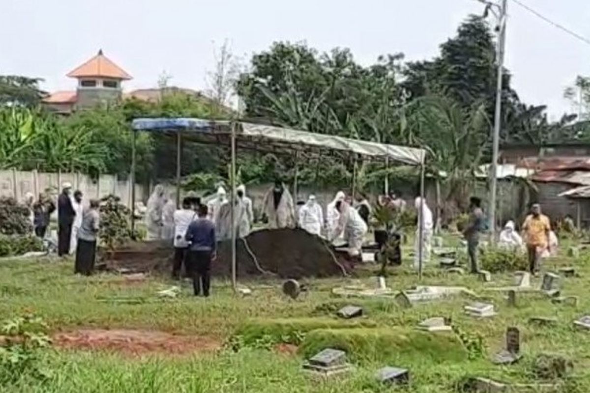 Pemakaman istri mantan Wali Kota Jakarta Barat Anas Effendi, Supriyanti, di makam tanah wakaf keluarga RW 03 Kembangan Utara, Jakarta Barat, Kamis (24/9/2020). 