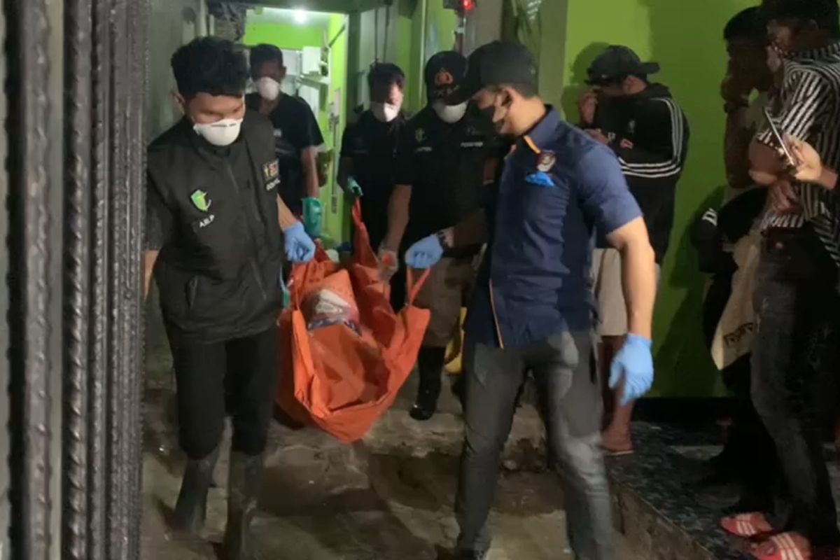 Polisi yang mengevakuasi jasad pria dan wanita di salah satu indekos di Jalan Muh Tahir Lorong 7, Kecamatan Tamalate, Kota Makassar, Sulsel, Kamis (16/11/2023) dini hari.