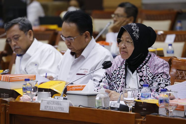 Menteri Sosial (Mensos) Tri Rismaharini dalam rapat kerja bersama Komisi VIII Dewan Perwakilan Rakyat (DPR) Republik Indonesia (RI) di Jakarta, Rabu (8/2/2023).

