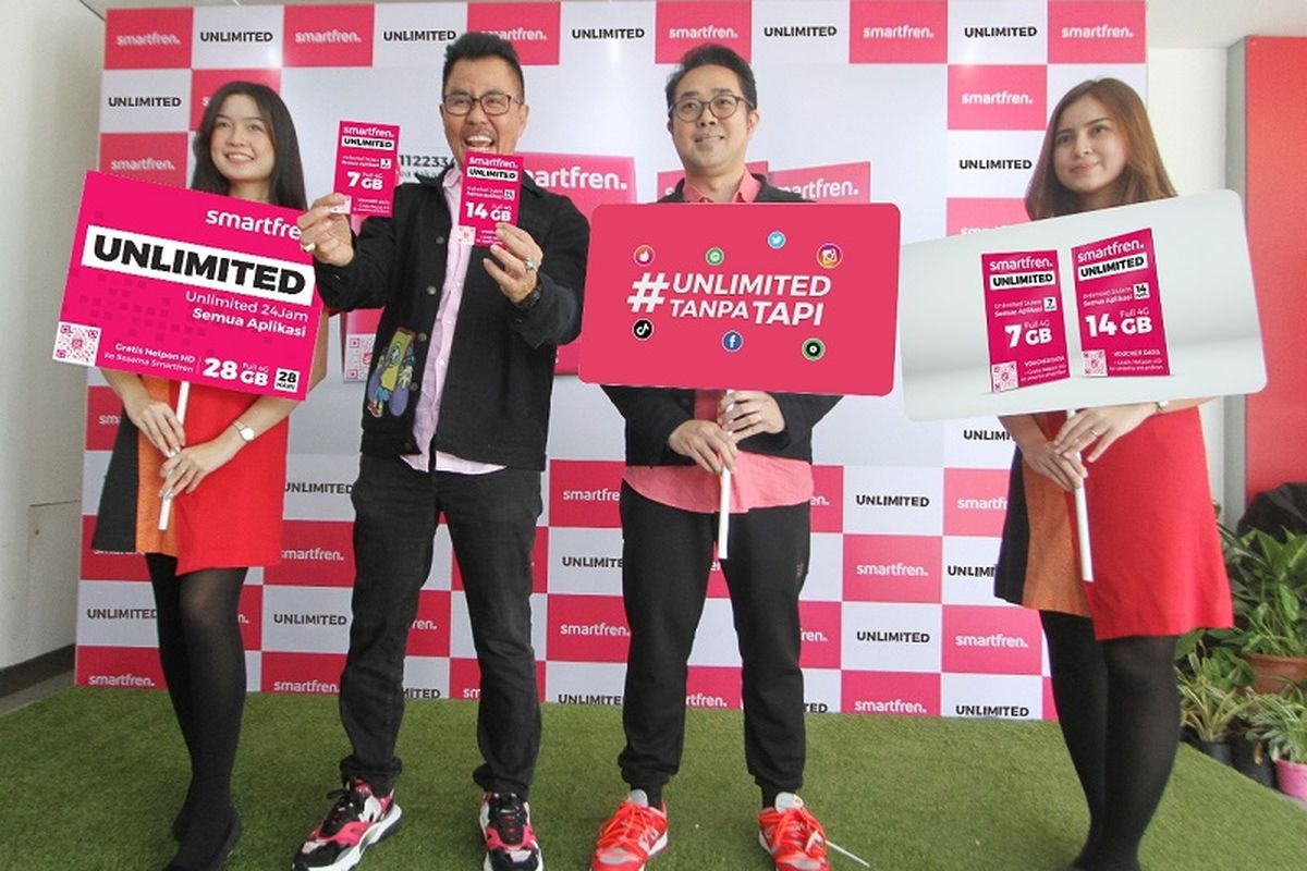 (kika) Djoko Tata Ibrahim,  Deputy CEO Smartfren dan Roberto Saputra (Chief Brand Officer Smartfren) memegang produk baru dari Smartfren