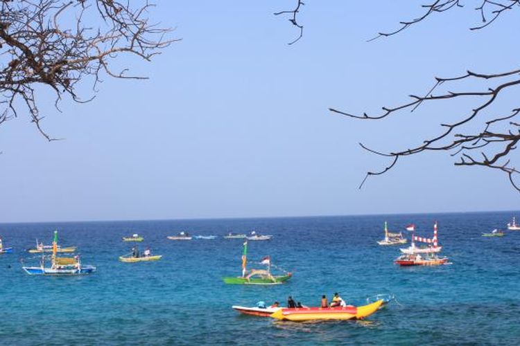 Perahu hias di Pantai Pal, Marinsow, Likupang Timur, Kabupaten Minahasa Utara. Pantai ini jadi tempat terselenggaranya Festival Bunaken 2015 dari 24 - 27 Oktober 2015.