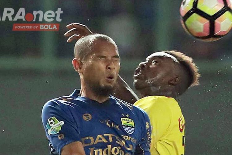 Bek Persib Bandung, Supardi Nasir (kiri), berebut bola dengan penyerang Bhayangkara FC, Guy Junior, dalam laga lanjutan Liga 1 di Stadion Patriot Chandrabhaga, Bekasi, Minggu (4/6/2017).