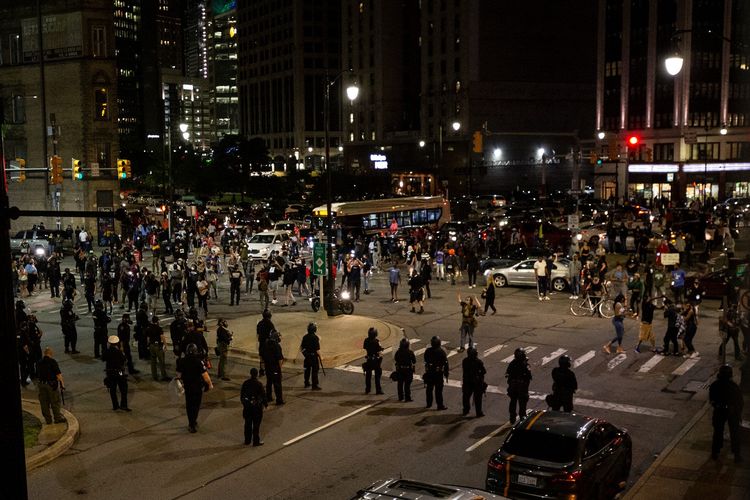 Polisi Detroit terlihat memakai perlengkapan lengkap anti huru-hara di Randolph and Congress, untuk mengendalikan amuk massa yang memprotes kematian George Floyd. Foto diambil pada Jumat (29/5/2020).