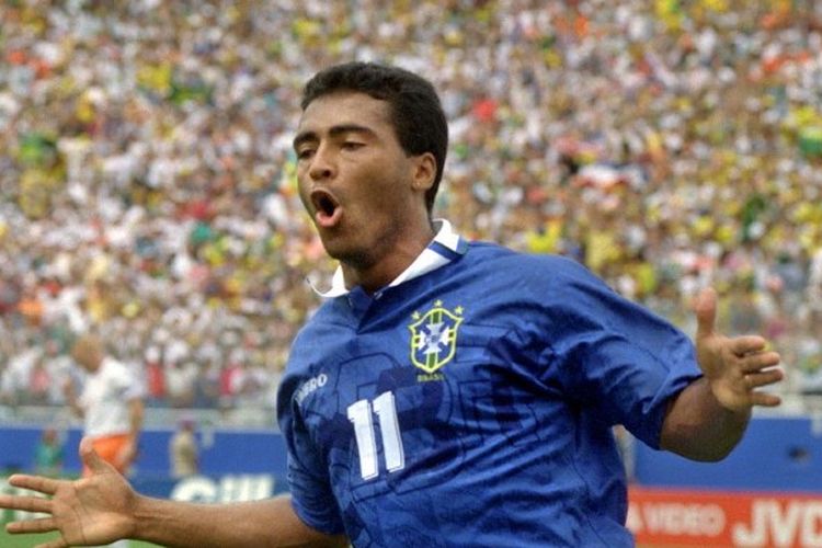 Penyerang timnas Brasil Romario merayakan golnya ke gawang Belanda pada perempat final Piala Dunia 1994. Kini, Romario menyebut dirinya sebagai penyerang tengah yang lebih baik daripada Lionel Messi.