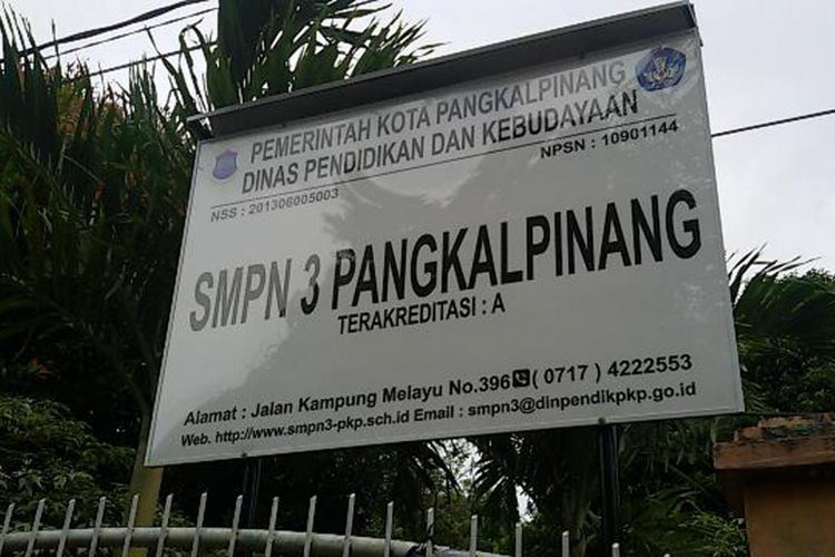 Plang nama SMP Negeri 3 Pangkal Pinang. 