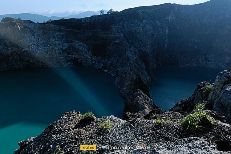 Hasil foto momen low light di Danau Kelimutu menggunakan reame 9 Pro+.