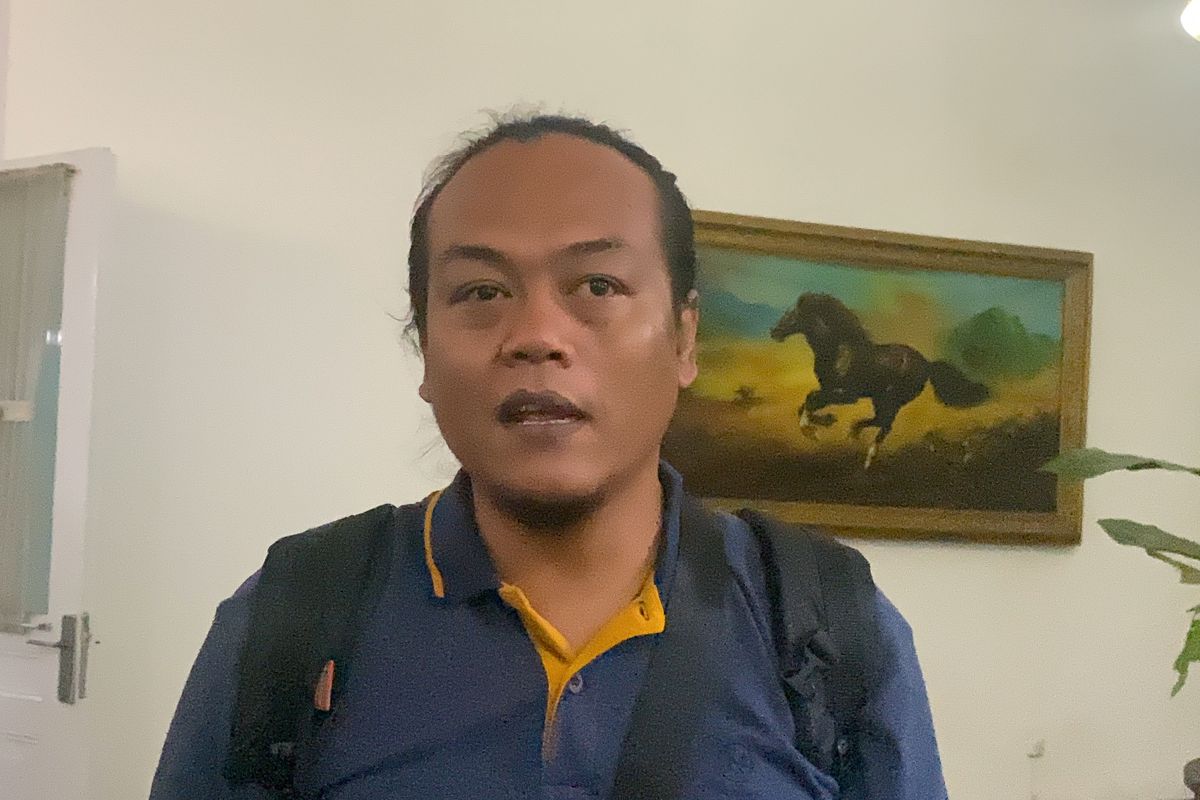 Syamsul (39 tahun) salah seorang korban Tindak Pidana Perdagangan Orang (TPPO) asal Kabupaten Sukabumi, Jawa Barat saat memberikan keterangan kehidupan dirinya menjadi korban TPPO. Kamis (5/12/2024).
