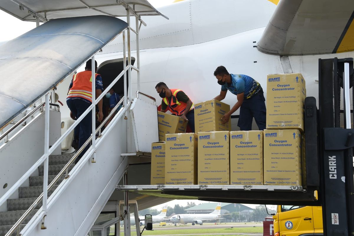 TNI mengirimkan bantuan peralatan kesehatan untuk penanganan pandemi Covid-19 di Papua menggunakan pesawat Boeing TNI AU AI 7303 dari Lanud Halim Perdanakusuma, Jakarta Timur, Senin (2/8/2021).