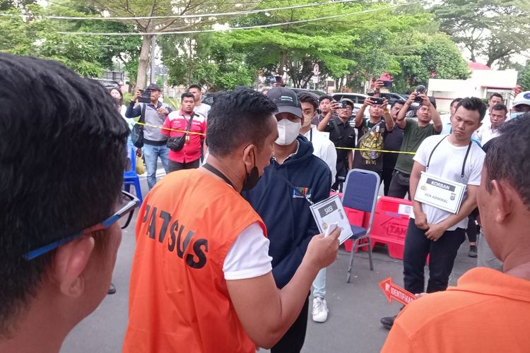 Achiruddin Hasibuan sempat memberikan amplop berisi uang Rp 1 juta kepada Rio untuk pengobatan Ken Admiral.