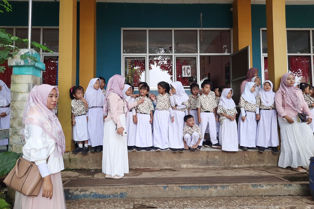 Para pelajar SDN Cipayung 1, Cibinong, Kabupaten Bogor, Jawa Barat, baris berbaris menunggu seremonial pejabat dalam pendistribusian makan bergizi gratis (MBG), Kamis (23/1/2025).