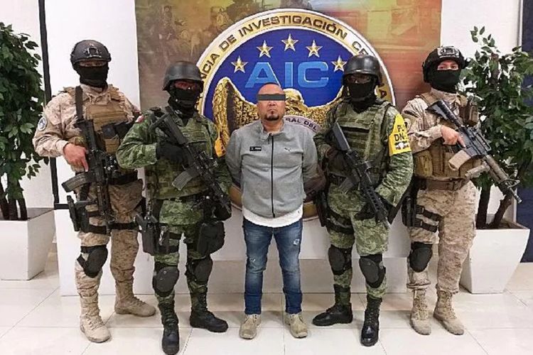 Pasukan keamanan Meksiko menangkap José Antonio Yépez Ortiz (tengah) yang diduga memimpin kartel narkoba Santa Rosa de Lima.