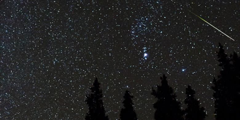 Hujan meteor Orionid pada 21 Oktober 2012 seperti diabadikan astrofotografer Daniel McVey.