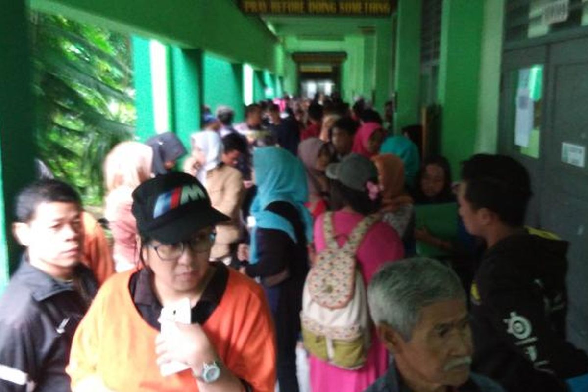 Pendaftar Penerimaan Peserta Didik Baru (PPDB) DKI Jakarta kembali dibuka di SMAN 90 Jakarta Selatan, Sabtu (17/6/2016).