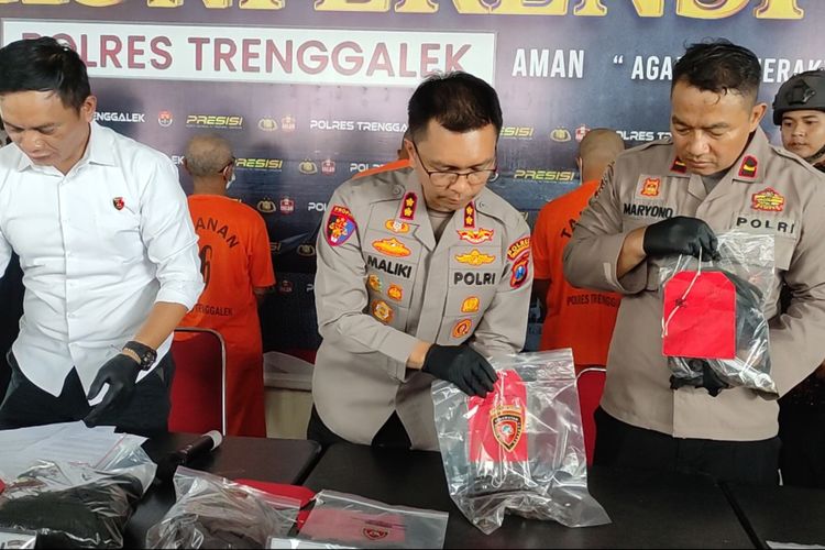 Kapolres Trenggalek menunjukkan barang bukti kasus tindak pidana pencurian mesin pembangkit listrik, yang dilakukan para tersangka di wilayah Kecamatan Watulimo Kabupaten Trenggalek Jawa Timur, Senin (23/06/2025).