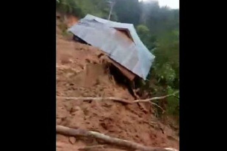 Salah satu rumah warga di Kecamatan Sumarorong, Mamasa, Sulawesi Barat, ambruk akibat longsor, Kamis (7/3/2019).