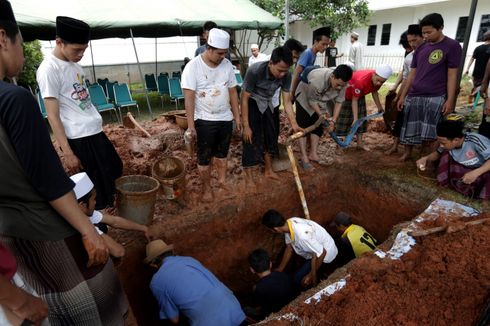 Petugas Pemadam Kebakaran Berupaya Kuras Genangan Air di Makam Hasyim