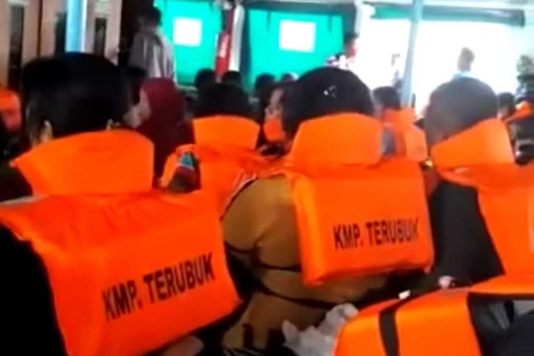 Ratusan penumpang kapal feri Terubuk berebut memakai baju pelampung setelah mereka mendapat informasi hoaks dari seorang kondektur bus yang menyebut kapal tersebut akan segera tengglam, Selasa (28/12/2021)