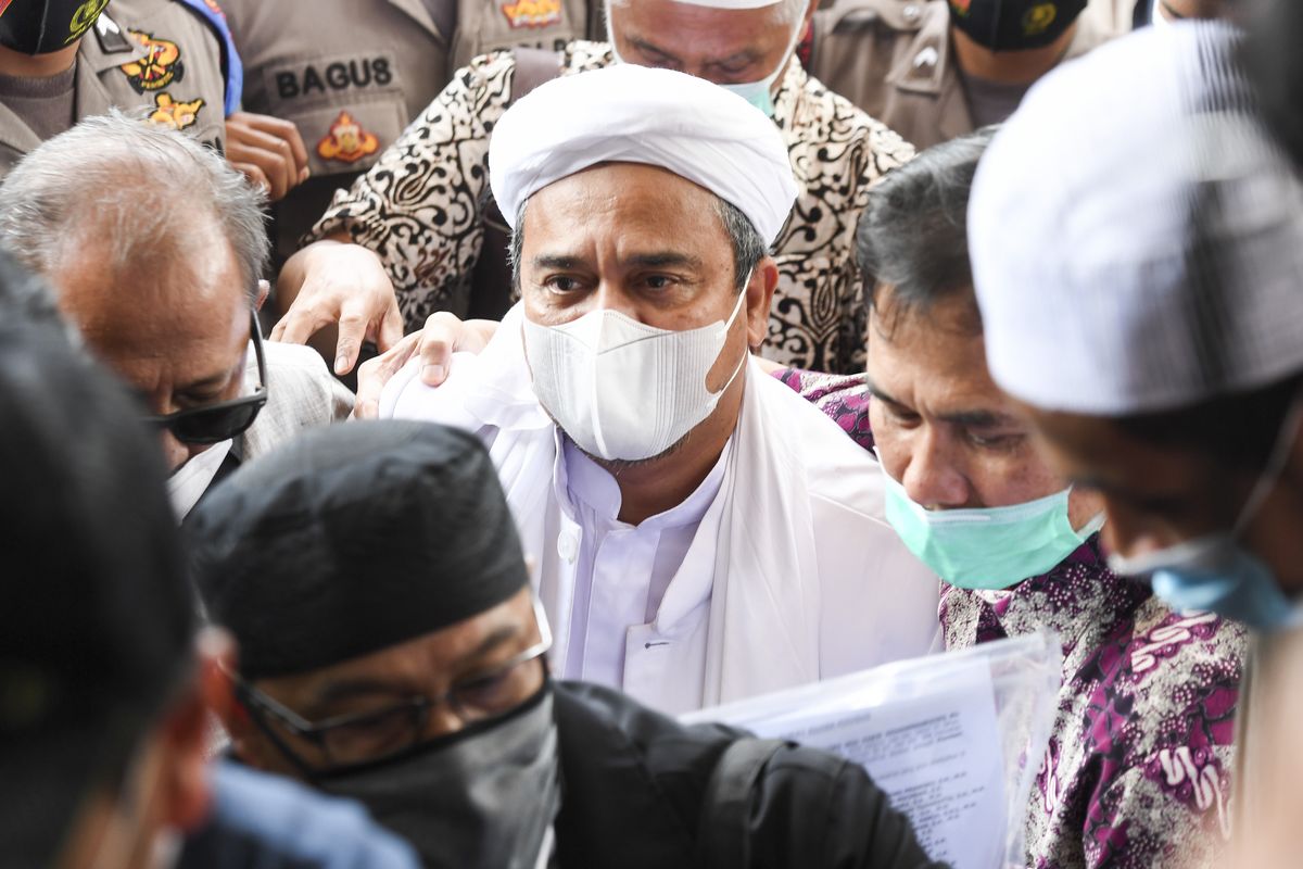 Pemimpin Front Pembela Islam (FPI) Habib Rizieq Shihab (tengah) bersiap menjalani pemeriksaan di Mapolda Metro Jaya, Jakarta, Sabtu (12/12/2020). Rizieq Shihab tiba di Mapolda Metro Jaya untuk diperiksa sebagai tersangka kasus pelanggaran protokol kesehatan terkait kerumunan di Petamburan, Tanah Abang, Jakarta pada 14 November lalu. ANTARA FOTO/Hafidz Mubarak A/foc.