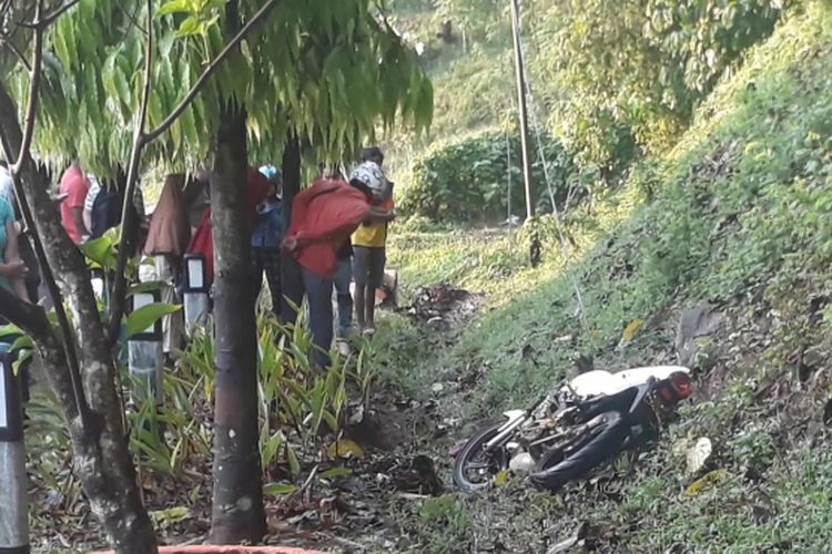 Dua pengendara Kawasaki Ninja meninggal dunia di tempat usai menabrak tiang di pendakian Sampoddo, Desa Padang Kalua, Kecamatan Bua, Kabupaten Luwu, Sulawesi Selatan, Jumat (09/11/2018). 