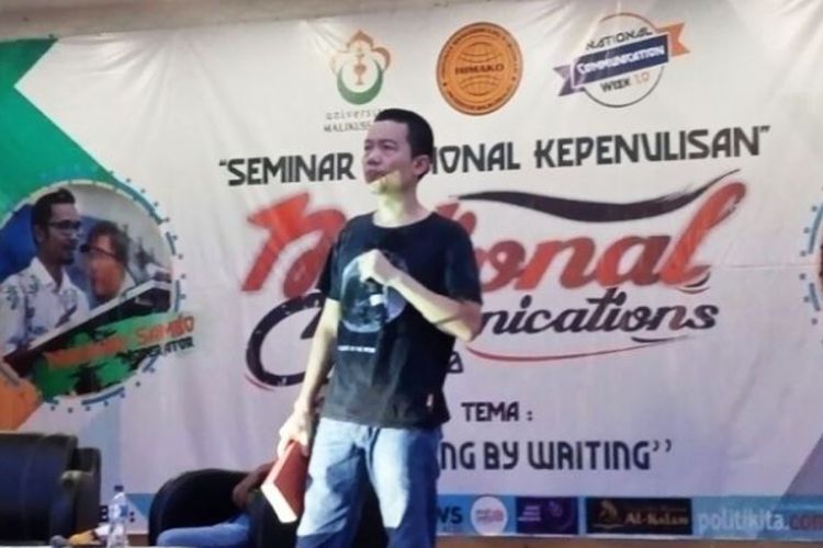 Penulis novel Tere Liye bicara dalam seminar nasional kepenulisan di Gedung Olahraga Universitas Malikussaleh, Cunda, Kota Lhokseumawe, Aceh, Sabtu (16/12/2017)