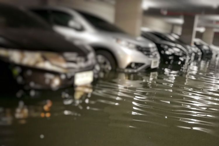 Ilustrasi mobil terendam banjir.