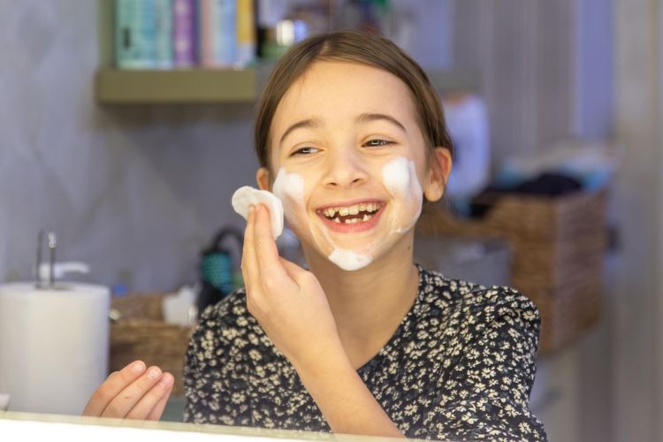 Ilustrasi anak. Semakin banyak anak perempuan menggunakan skincare berlapis-lapis setiap hari, tetapi para ahli memperingatkan risiko fenomena yang disebut cosmeticorexia.