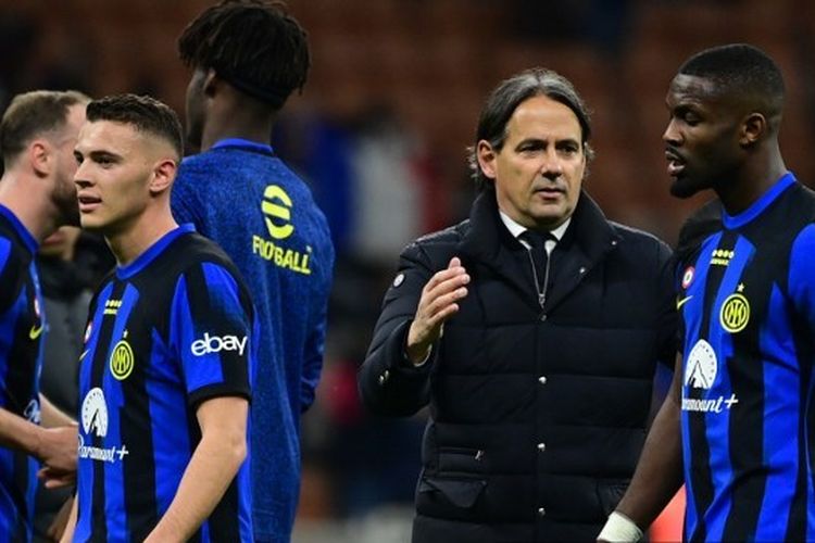 Pelatih Inter, Simone Inzaghi, memberikan selamat kepada Marcus Thuram dalam akhir laga Serie A 2023-2024 antara Inter vs Empoli pada 1 April 2024.
