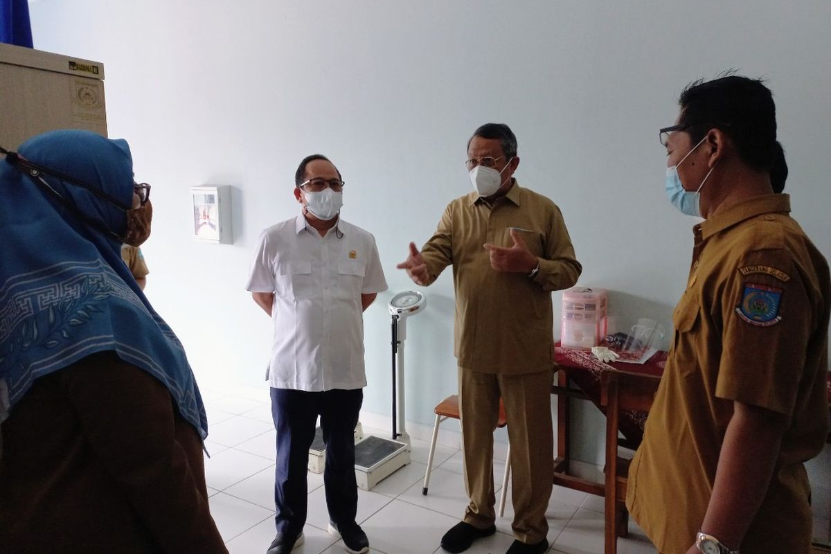 Wali Kota Tangerang Selatan Benyamin Davnie saat meninjau pembelajaran tatap muka (PTM) terbatas di SMPN 8 Tangerang Selatan, Senin (6/9/2021).