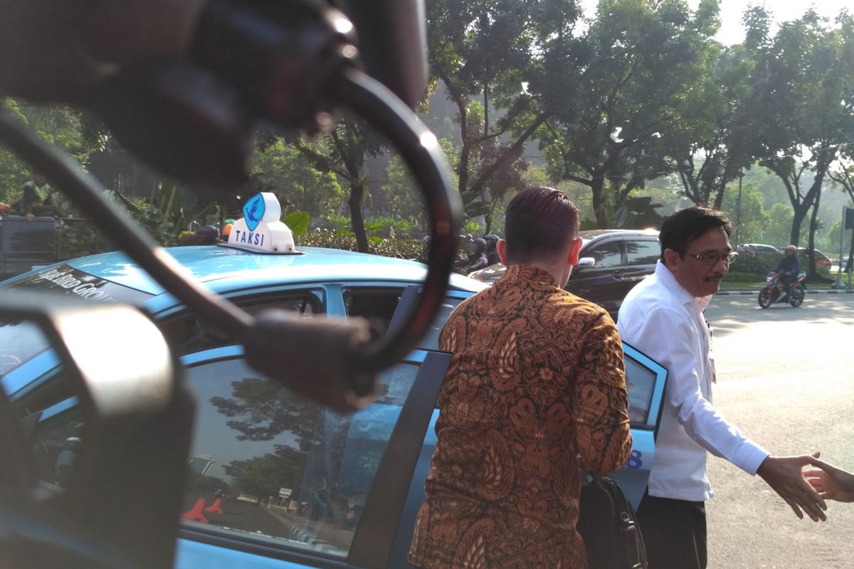 Gubernur DKI Jakarta Djarot Saiful Hidayat turun dari taksi di Balai Kota DKI Jakarta, Jumat (7/7/2017). 