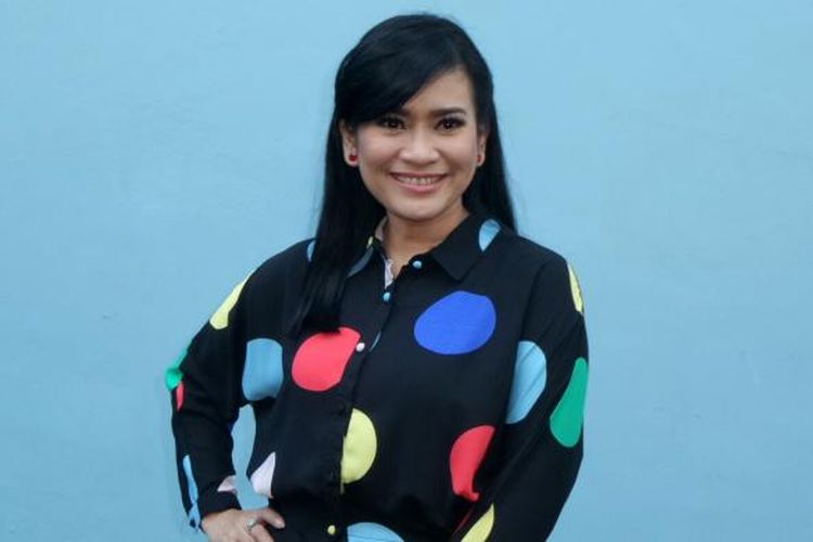 Penyanyi dangdut Ikke Nurjanah saat diabadikan di kawasan Tendean, Jakarta Selatan, Rabu (18/1/2017).