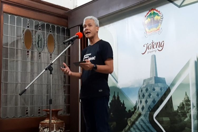 Gubernur Jawa Tengah Ganjar Pranowo saat konferensi pers di Puri Gedeh Semarang, Minggu (15/3/2020).