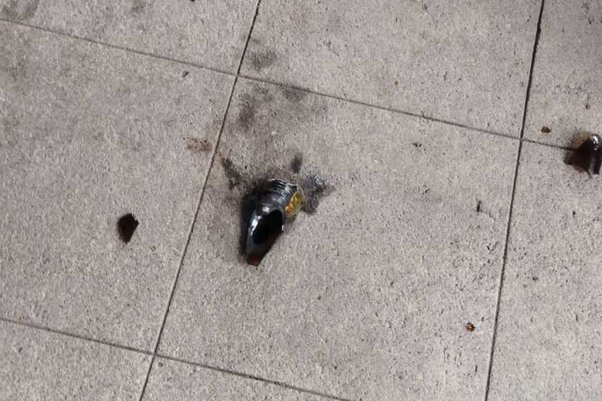 Pecahan botol molotov yang ditemukan di teras Toko Hamzah Batik di Jalan Kaliurang, Kapanewon Ngemplak, Kabupaten Sleman, DI Yogyakarta (DIY) dilempar dua molotov. Peristiwa pelemparan molotov ini terjadi pada Selasa (9/04/2024) pagi. (Foto dokumentasi Polsek Ngemplak).