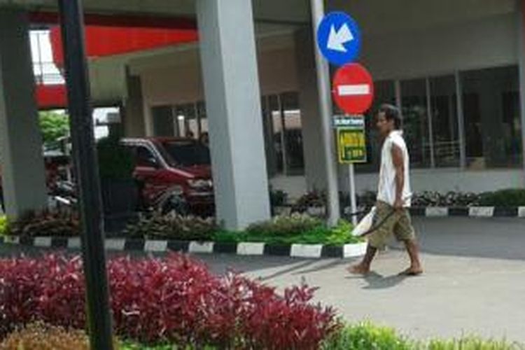 Pemuda mengidap kelainan jiwa mengamuk di Sukoharjo,Selasa (21/4/2015).