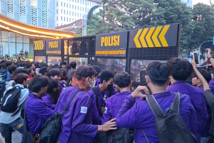 Massa Demo Hardiknas dan Polisi Kembali Ricuh di Jakpus, Saling Lempar Botol