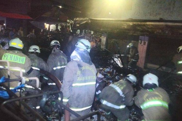Personel Damkar Jakarta Timur saat proses pemadaman api enam Ruko dan 15 kios dagang di Jalan Kayu Tinggi, Kelurahan Cakung Timur, Kecamatan Cakung, Rabu (6/4/2022). 