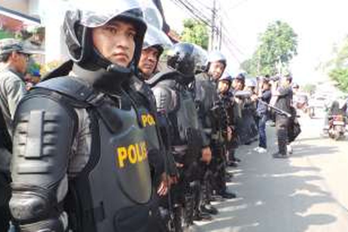 Pengamanan kepolisian di Kedoya Utara, Jakarta Barat, Kamis (10/11/2016). Rencananya calon gubernur DKI Jakarta Basuki Tjahaja Purnama atau Ahok akan berkampanye di sini. 