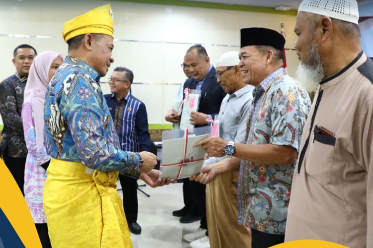 Direktur Jenderal Penetapan Hak dan Pendaftaran Tanah (Dirjen PHPT), Asnaedi saat menyerahkan 6 sertipikat tanah wakaf di Kantor Pertanahan (Kantah) Kabupaten Deli Serdang pada Kamis (16/05/2024).