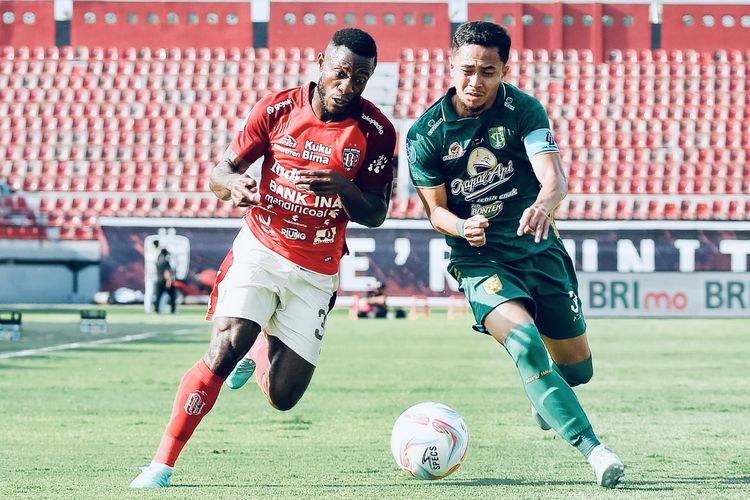 Pemain Bali United Privat Mbarga berebut bola dengan pemain Persebaya Surabaya Reva Adi Utama saat pertandingan pekan ke-16 Liga 1 2023-2024 yang berakhir dengan skor 3-1 di Stadion Kapten I Wayan Dipta Gianyar, Bali, Jumat (20/10/2023) sore.