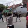 Heboh Duel 2 Pria Bersenjata Golok dan Gergaji di Tengah Jalan, Dilerai Polisi dengan Acungkan Pistol