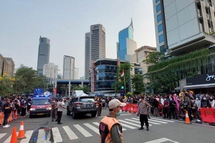 Petugas tampak memblokade area penyebrangan atau zebra cross yang biasa menjadi lokasi Citayam Fashion Week di Jalan Karang, Dukuh Atas, Jakarta Pusat, Selasa (26/7/2022).  