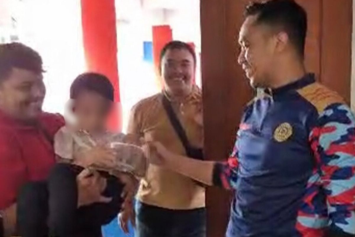 Anak dengan jari terjepit cetakan kue saat datangi Damkar Surabaya, Rabu (12/11/2025).